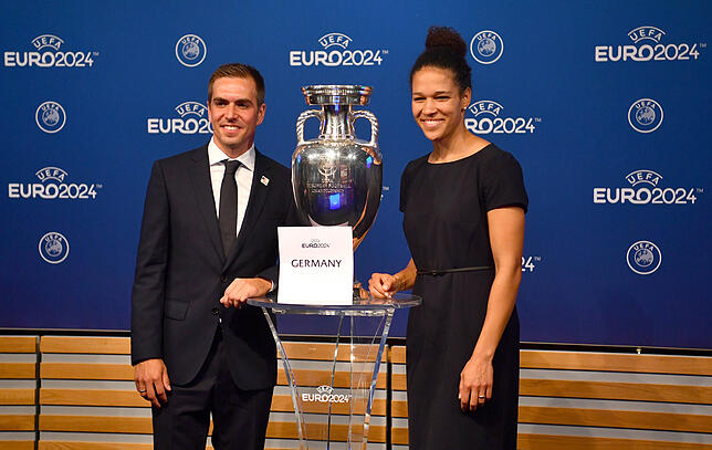 Bekanntgabe EM-Gastgeber 2024 EM-Botschafter Philipp Lahm (l) und die Integrationsbotschafterin Celia Sasic (r) der deutschen Delegation stehen neben dem EM-Pokal ...