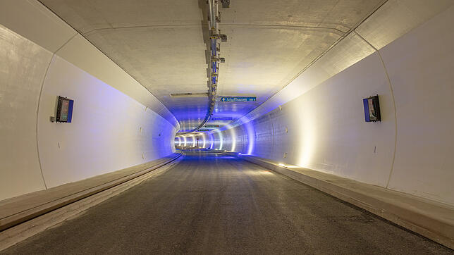 Blick ins Innere des Galgenbucktunnels. Weit fortgeschritten ist die Ausrüstung des Tunnels mit Betriebs- und Sicherheitsinstallationen. ...