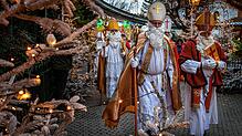 Die Nikoläuse auf ihrer Prozession durch den Europa-Park.