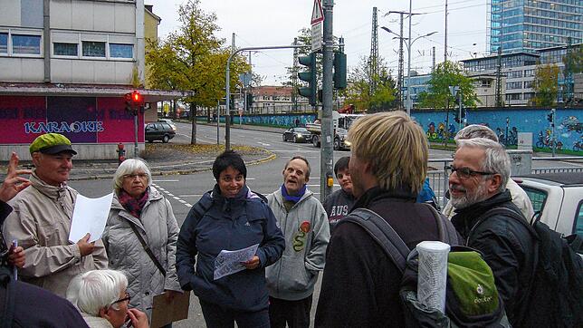 2016 fand schon einmal ein Fußgängercheck statt. Hier begutachten die Teilnehmer die Kreuzung Hauptstraße/Bahnhofstraße. Auf ...