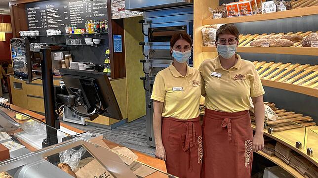 Die Verkäuferinnen Daniela Volpert (rechts) und Bettina Ganser haben in der Bäckerei-Filiale von „Ulmer“ schon einiges bei ...