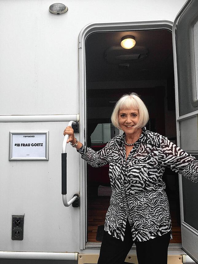 Dorothea Neukirchen steht an ihrem Wohnwagen am Film-Set in Berlin.