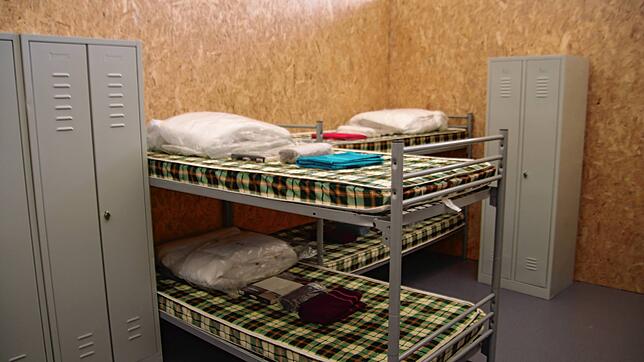 Einblick in eines der vorbereiteten Zimmer in der Gemeinschaftsunterkunft für Flüchtlinge in der Eigeltinger Leichtbauhalle. In den ...
