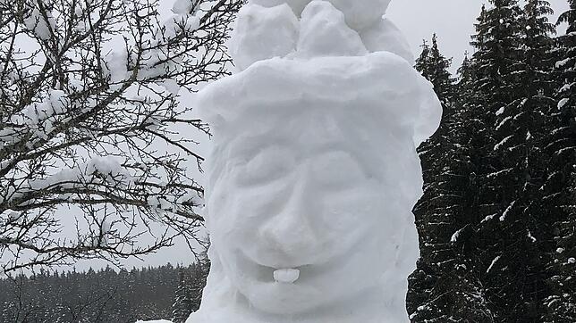 Einen Schneemann kann jeder. Bei Unterbränd ist stattdessen eine Schwarzwälder Schneefrau entstanden.