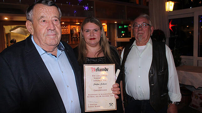 Stefan Scherer (links) wird von Sabrina Becker und ihrem Stellvertreter Hartmut Böhm zum Ehrenmitglied ernannt. Bild: Reiner Baltzer