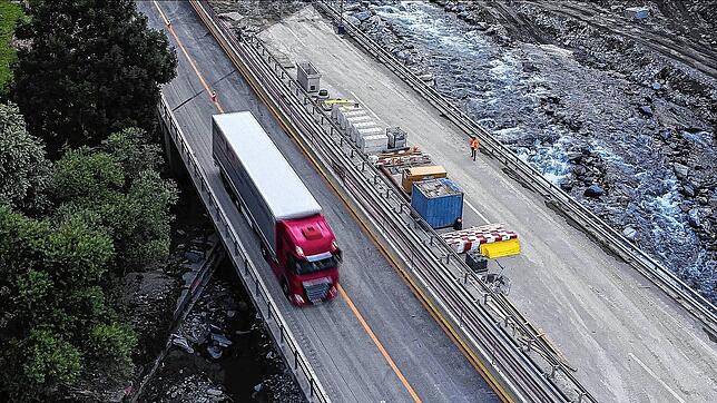Seit Freitagmorgen 5 Uhr ist die A13 San Bernardino, eine wichtige Nord-Süd-Transitstrecke mit je einer Fahrspur pro Richtung, bei ...