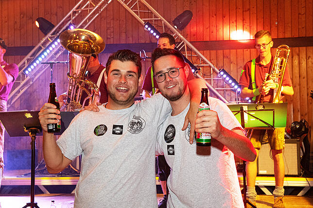 Benni Beringer (links) und Joshua Dornfeld (rechts) von der Bläserjugend sind high – die Halle ist voll, der Abend ein ...