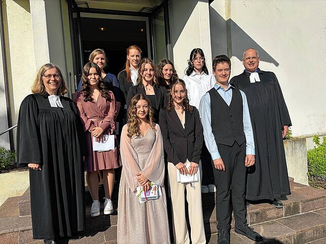 Pfarrerin Andrea Kaiser und Pfarrer Thomas O. H. Kaiser konfirmierten (vorne, von links): Luna Eggert, Jule Bielang, Mika Himmel, Anna ...