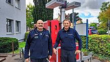 Andreas Völcker, Leiter der Führungsgruppe im Städtedreieck und Kommandant Gerd Wimmer vor dem großen Notstromaggregat der ...