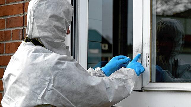 Ein Kriminalbeamter demonstriert die Spurensicherung nach einem Einbruch. Im Revierbezirk Rheinfelden ist die Zahl der Einbrüche im ...
