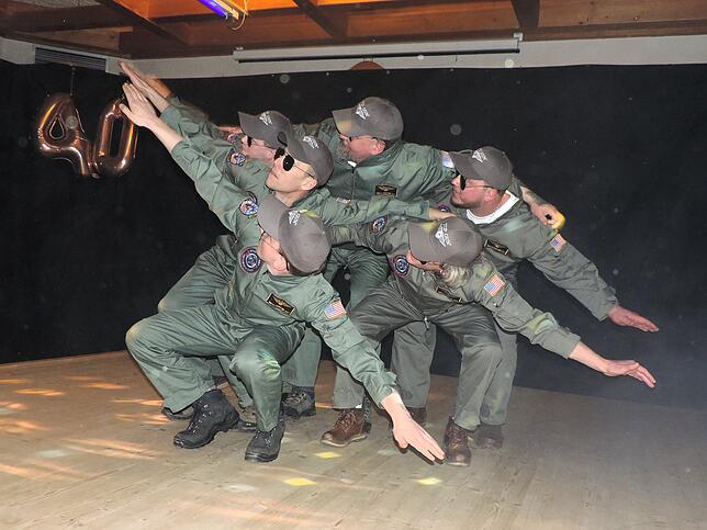 Das Männerballett glänzt beim Glaserball mit einem Top Gun-Auftritt.