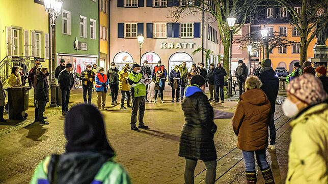 Rund 100 Teilnehmer fanden sich am Montagabend zu einer Gegendemo gegen die sogenannten „Abendspaziergänger“ auf dem ...