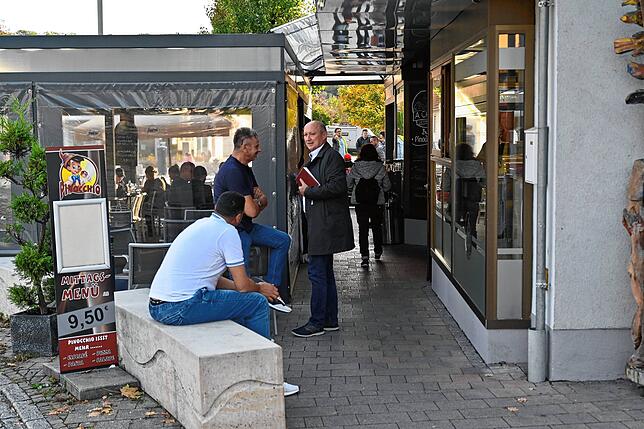 Eigentlich völlig unzureichend bei starkem Fußgängeraufkommen ist der Durchgang als Fortführung des Gehweges beim Restaurant/Eiscafe ...