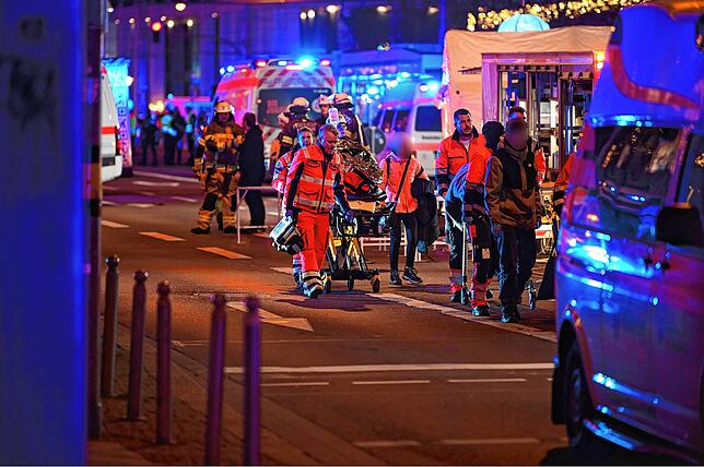 Bild 1: Auto fährt in Menschenmenge auf Magdeburger Weihnachtsmarkt