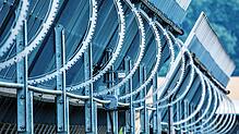 Die Kippmechanik unter den Solarmodulen ermöglicht das Aufrichten der Solarflächen bei anstehende Feldarbeiten. Foto: Jens Büttner