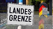 Eine Nachbildung der früheren Grenze zwischen Ost und West wird 2022 am Pavillon des Freistaats Bayern zum Tag der Deutschen Einheit ...