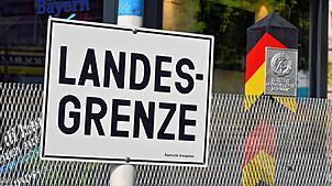 Eine Nachbildung der früheren Grenze zwischen Ost und West wird 2022 am Pavillon des Freistaats Bayern zum Tag der Deutschen Einheit ...