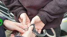 Ein 22-jähriger Mann wird beschuldigt, einen Jüngeren überfallen und mit dem Messer bedroht zu haben. Der mutmaßliche Täter sitzt in ...