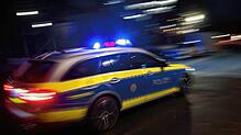 (Symbolbild) Am Donnerstagabend, 9. Oktober, wird die Polizei zu einem ungewöhnlichen Unfall gerufen. Vor Ort wird den Beamten schnell ...