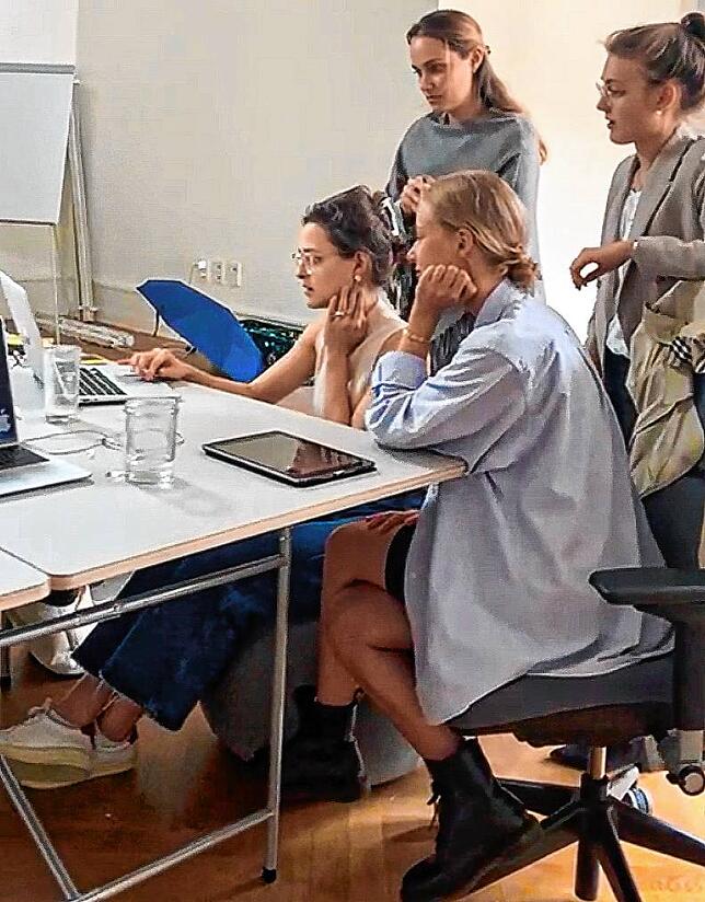 Ein Teil des Habitus-Teams bei der Arbeit(von links): Praktikantin Antonia Schueler, Gründerin Charlotte Schmid, Praktikantin Johanna ...