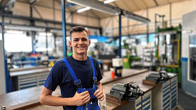 Phil Oberle (19), hier im Höganäs Werk in Rhina, ist glücklich mit seiner Berufswahl.
