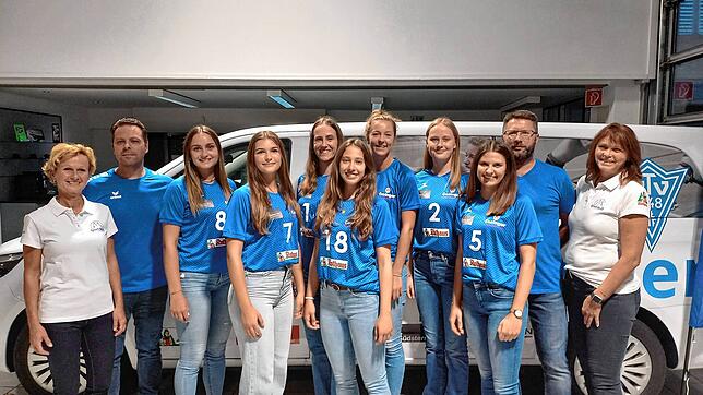 Ein Teil der Villinger Drittliga-Volleyballmannschaft eine Woche vor der Saisonpremiere (von links): Ilse Maiwald , Harry Senk , Lisa ...