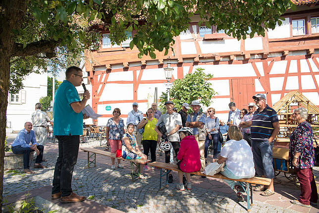 Florian Schwörer (links, mit Mikrofon) zeigte am Tag des offenen Denkmals vielen Interessierten sein etwa 500 Jahre altes Haus.