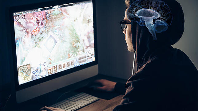 Viele spielen leidenschaftlich gerne Computerspiele – das kann aber auch unser Gehirn verändern. Bild: gstockstudio – stock.adobe.com