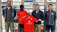 Rückkehrer: Lamin Colley (2. von links) wechselt vom FC Wittlingen wieder ins Lörracher Grütt. Die Trainer Tiziano Di Domenico (links) ...