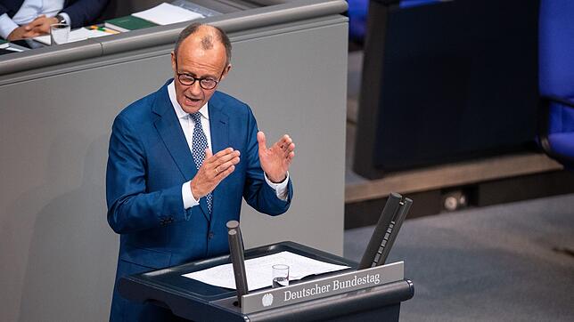 "Ich sehe im Augenblick nicht, dass wir an die Schuldenbremse heran müssen", sagt der CDU-Parteivorsitzende Friedrich Merz.