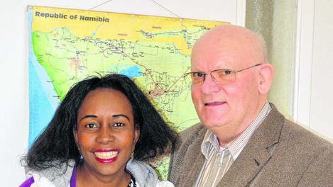 Besuch aus Namibia: Lucia Engombe mit Ruhestandspfarrer Karlfrieder Walz.