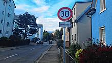 Könnte hier noch ein Zusatz „22 bis 6 Uhr“ ran? Wie hier in der Riedstraße gilt auf vielen Konstanzer Verkehrsachsen jetzt ganztägig ...