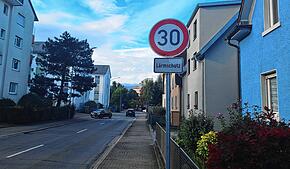 Könnte hier noch ein Zusatz „22 bis 6 Uhr“ ran? Wie hier in der Riedstraße gilt auf vielen Konstanzer Verkehrsachsen jetzt ganztägig ...