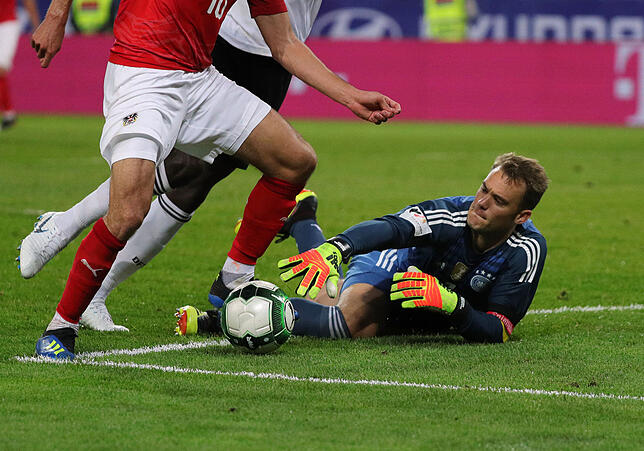 Deutschlands Torwart Manuel Neuer versucht an den Ball zu kommen.