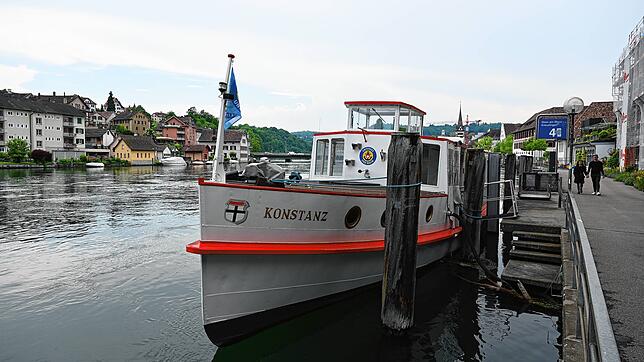 Die MS Konstanz vor dem Hafen von Schaffhausen wird in den Sommermonaten zum Ein-Zimmer-Hotel umfunktioniert.