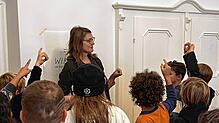Autorin Heike Faller stellt ihr Werk „Wir alle“ mit einem Quiz für die Kinder vor. Foto: Patricia Schmidt