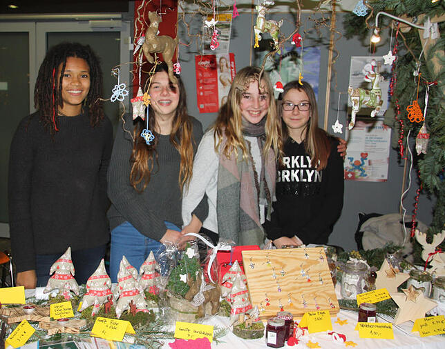 Die Siebtklässlerinnen Nariyah, Maren, Annika und Kim freuten sich, dass viele Besucher zum Weihnachtsbasar im Bildungszentrum Salem kamen.