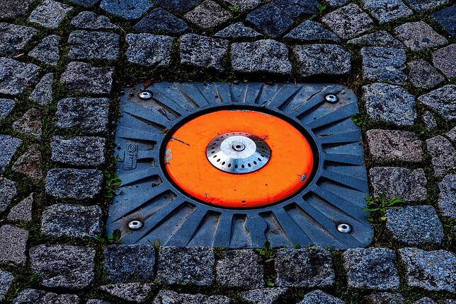 Tagsüber sind die Poller in der Straße versenkt, ab 20 Uhr werden sie automatisch hochgefahren. Dann können nur noch Anlieger ...