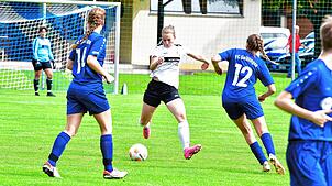 Erster Landesliga-Sieg: Pauline Dietsche (Mitte) traf beim 2:0-Sieg des Aufsteigers SV Waldhaus im ersten Saisonspiel bei der SG ...