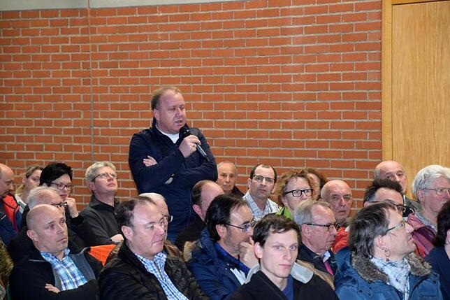 Anwohner Lutz Schrader (Mitte) ist einer der Bürger, die beim Infoabend vor dem Beginn des Umbaus der Adler-Kreuzung zum Kreisverkehr ...