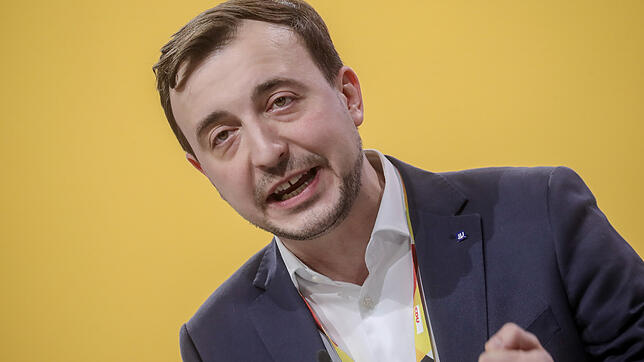 Paul Ziemiak, Bundesvorsitzender der Jungen Union (JU), spricht beim CDU-Bundesparteitag in Hamburg.