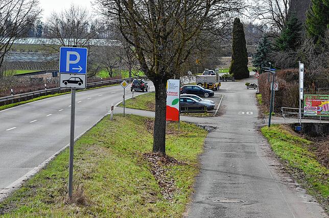 Der öffentliche Parkplatz beim Bürgerhaus soll künftig Platz für 21 Fahrzeuge bieten.