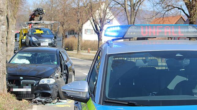 Auf der Straße zwischen Weildorf und Salem-Stefansfeld sind am Freitag zwei Autos kollidiert. Beide mussten abgeschleppt werden.
