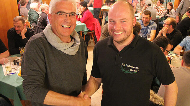 Per Handschlag übergab Tobias Heckler (rechts) das Zepter an Thomas Deschler. Er ist damit der neue, von den anwesenden Mitgliedern bei ...