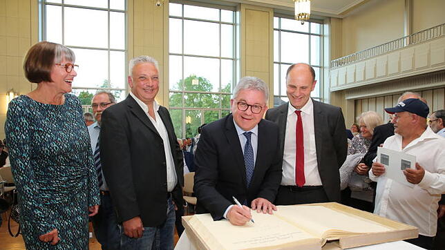 Beim Festakt der Jenischen in Singen trägt sich Justizminister Guido Wolf (Mitte) ins Goldene Buch der Stadt ein. Neben ihm (v.l.) ...