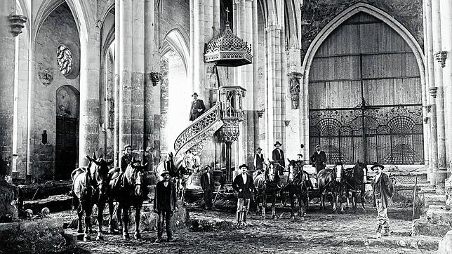 Von 1908 bis 1924 wurde der Innenraum des Überlinger Münsters instandgesetzt. Dabei kamen auch Pferdefuhrwerke zum Einsatz. Hinter dem ...