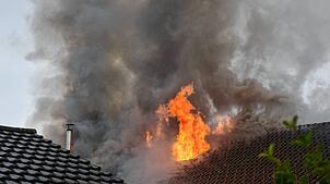 Der Dachstuhl eines Wohnhauses am Sommerberg in Niedereschach steht in Flammen. Dichter Rauch steigt auf.
