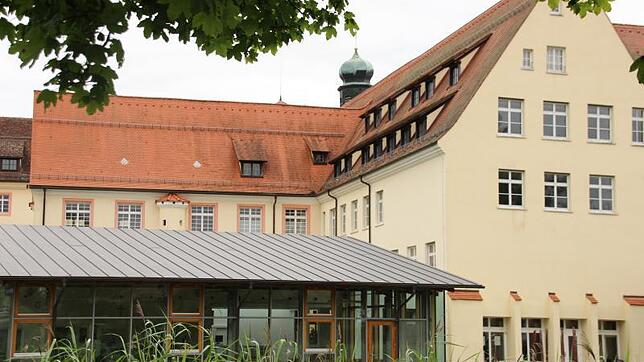Ein Blick auf die Heimschule mit der Mensa.