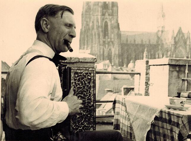 Genießer mit Zigarre: Hermann Schittenhelm macht auf einer Konzertreise Rast. Die Aufnahme ist um 1935 in Köln entstanden. Im ...