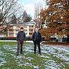 Biologe Hartmut Walter vom Überlinger Naturschutzbund (links) und Bürger Detlef Köse wollen den Rauensteinpark als Ganzes erhalten und ...